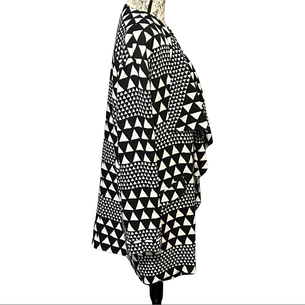 MinkPink Sparks Fly Cardigan M Black White Geometric Print Draped Open - Picture 6 of 7